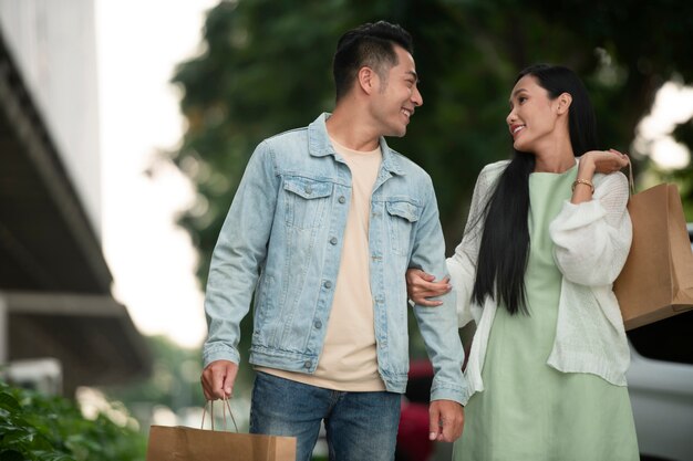 Par al aire libre durante una juerga de compras juntos