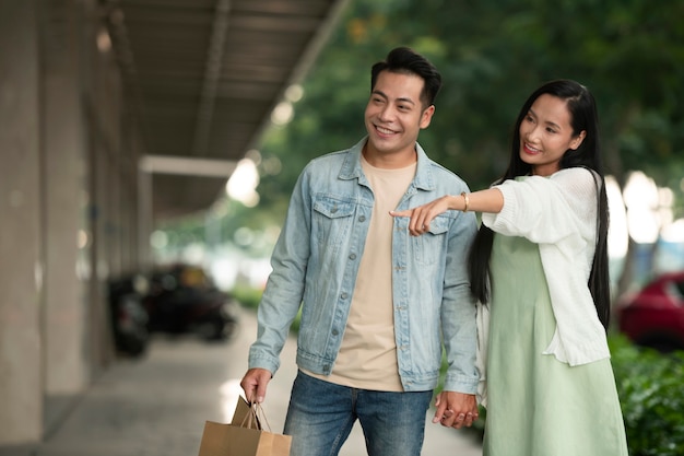 Par al aire libre durante una juerga de compras juntos