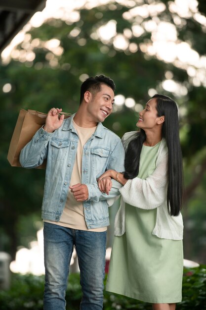 Par al aire libre durante una juerga de compras juntos