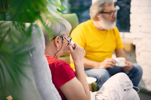 Par de ancianos pasar tiempo juntos