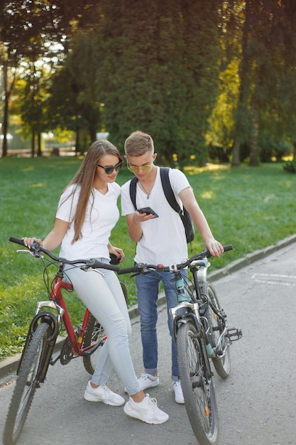 Foto gratuita par en bicicleta en el bosque de verano