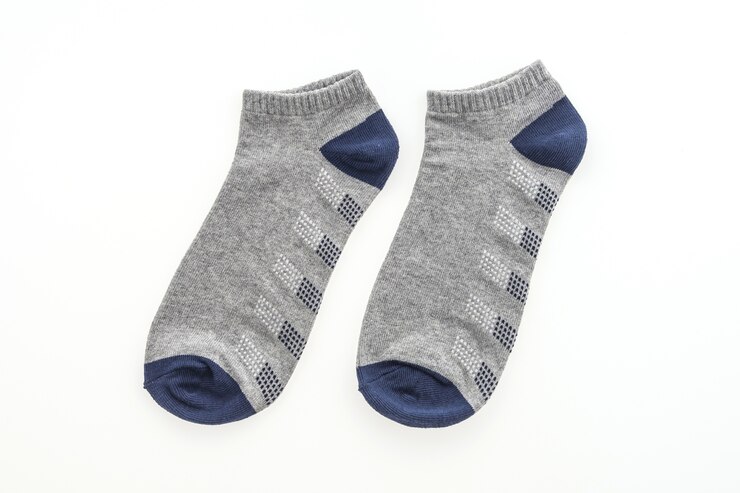 Foto gratuito par de calcetines azules y grises