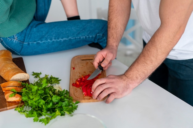 Foto gratuita par cocinar en casa cerrar