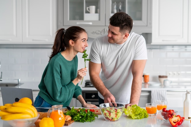 Foto gratuita par cocinar en casa