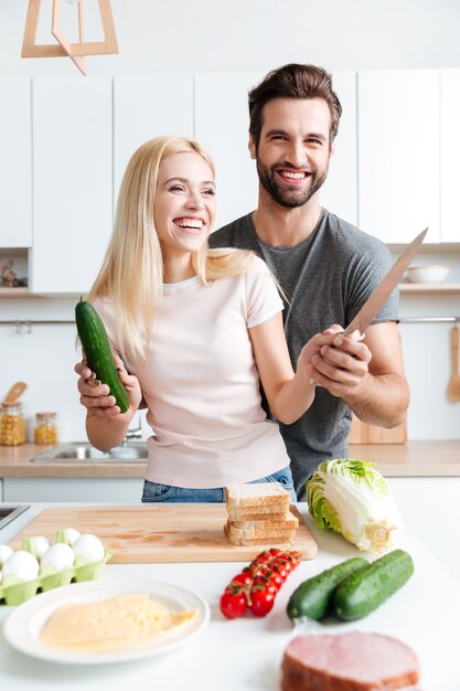 Par cocinar juntos en la cocina moderna