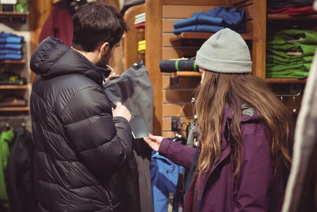 Par de compras en una tienda de ropa