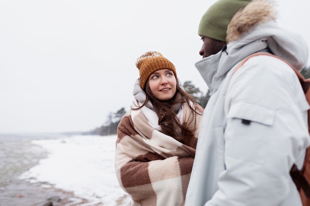 Foto gratuita par despertar juntos en la playa durante un viaje por carretera de invierno