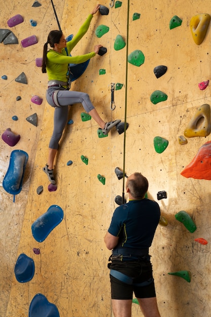 Foto gratuita par escalar juntos en el interior de la arena