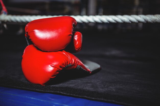 Par de guantes de boxeo rojos.