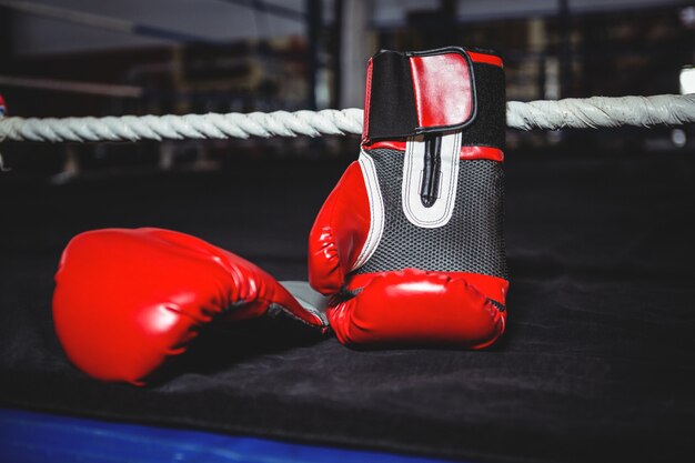 Par de guantes de boxeo rojos.