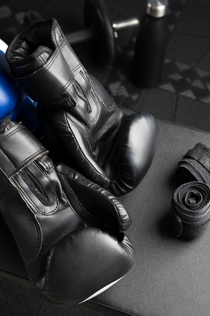 Foto gratuita par de guantes para deporte de boxeo.