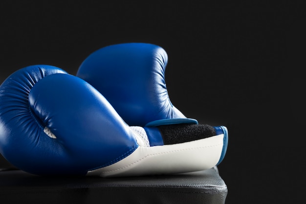 Foto gratuita par de guantes para deporte de boxeo.