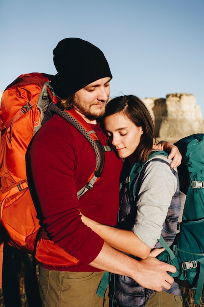 Foto gratuita par ir de excursión juntos en el desierto