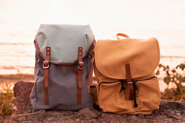 Par de mochilas en las rocas al atardecer