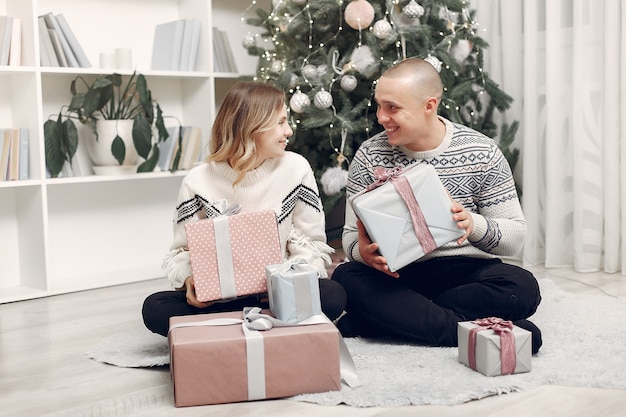 Par pasar tiempo en casa con adornos navideños