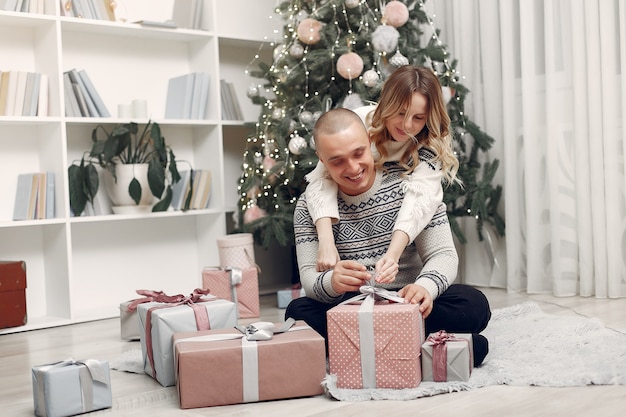 Par pasar tiempo en casa con adornos navideños