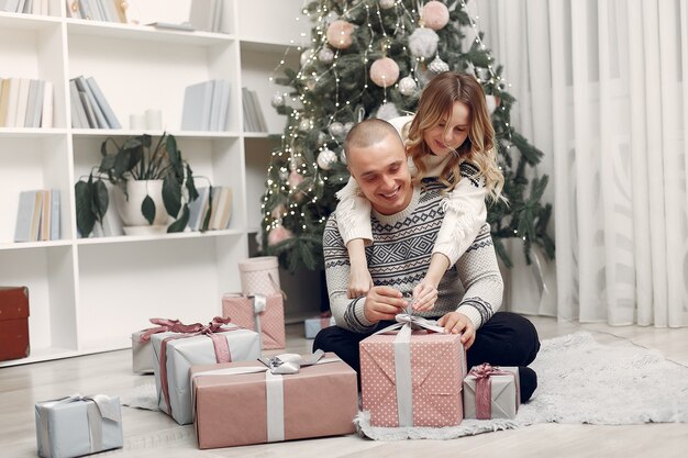 Par pasar tiempo en casa con adornos navideños