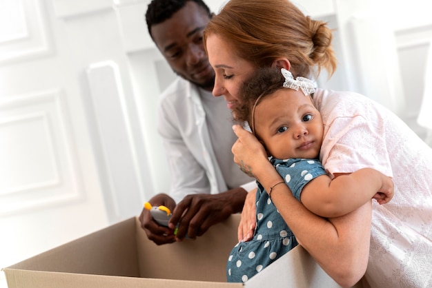 Foto gratuita par preparándose para mudarse con su hija