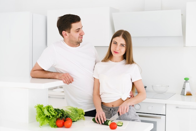 Foto gratuita par preparar ensalada juntos