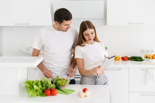 Foto gratuita par preparar ensalada