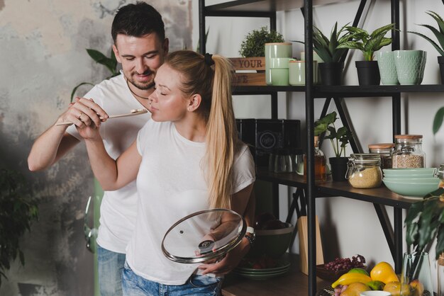 Par probar el champiñón preparado en la cocina