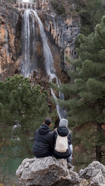 Par de senderismo en la naturaleza