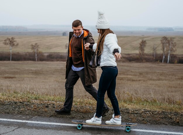 Par de skate al aire libre en la carretera