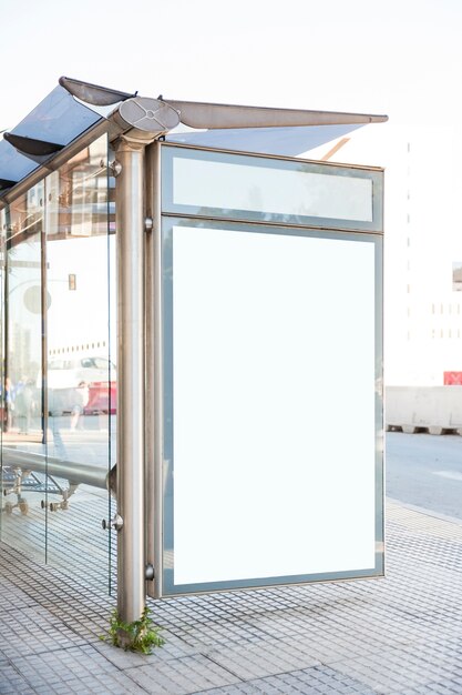 Parada de autobús con cartelera en blanco