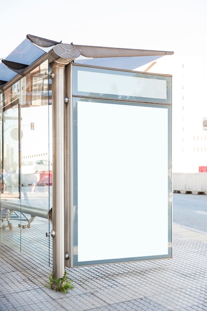 Parada de autobús con cartelera en blanco