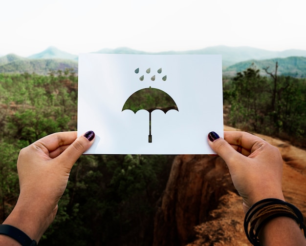 Foto gratuita paraguas de papel perforado de la temporada de lluvias