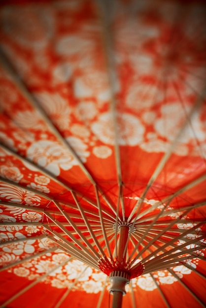 Paraguas wagasa floral rojo de ángulo bajo en estudio