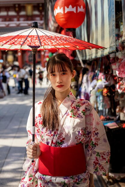 Paraguas wagasa japonés ayudado por mujer joven