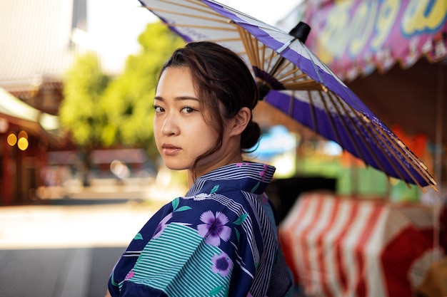 Paraguas wagasa japonés ayudado por mujer joven