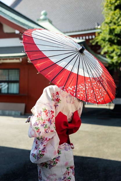 Paraguas wagasa japonés ayudado por mujer joven