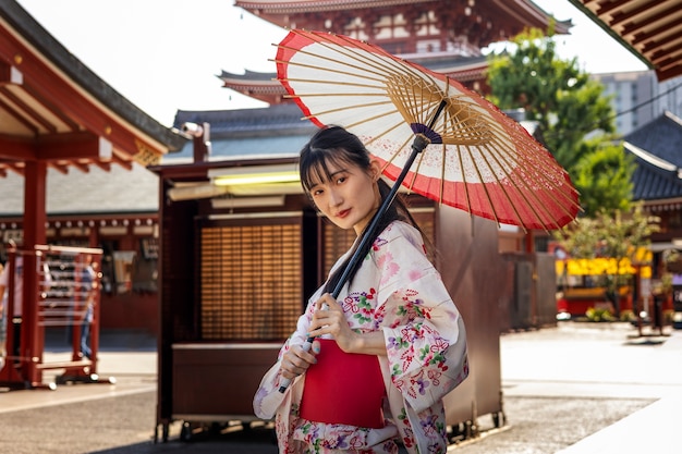 Paraguas wagasa japonés ayudado por mujer joven