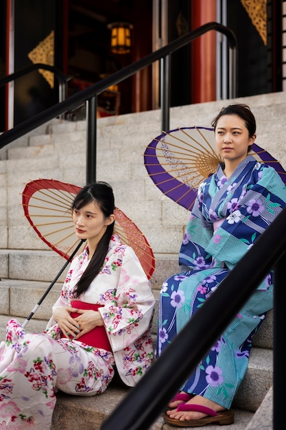 Paraguas wagasa japonés ayudado por mujer joven