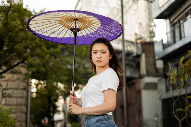 Paraguas wagasa japonés ayudado por mujer joven