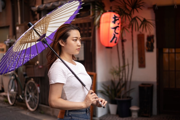 Paraguas wagasa japonés ayudado por mujer joven
