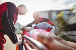Foto gratuita paramédico dando oxígeno a una niña herida