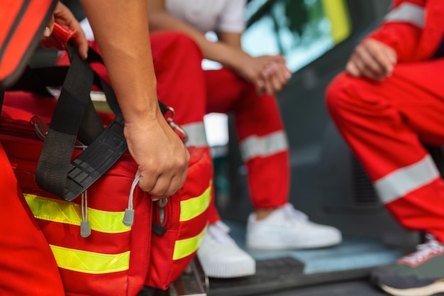 Paramédico en la parte trasera de la ambulancia preparándose para responder a una llamada de emergencia