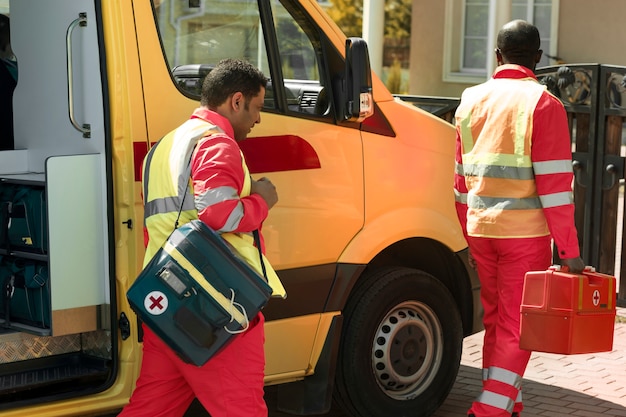 Paramédicos de tiro medio listos para ayudar