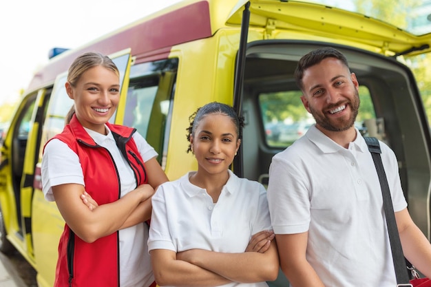 Paramédicos en el trabajo con una ambulancia Enfermera paramédica y médico de urgencias en ambulancia con kit