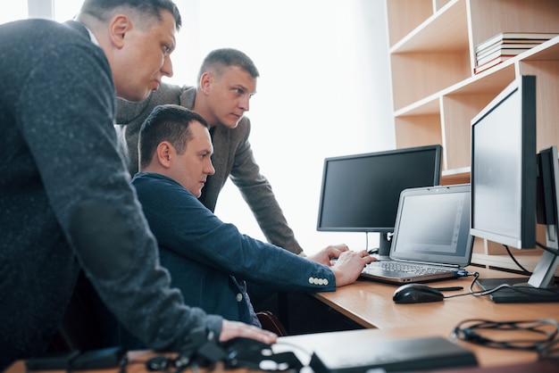 Parece sospechoso. Los examinadores de polígrafo trabajan en la oficina con el equipo de su detector de mentiras