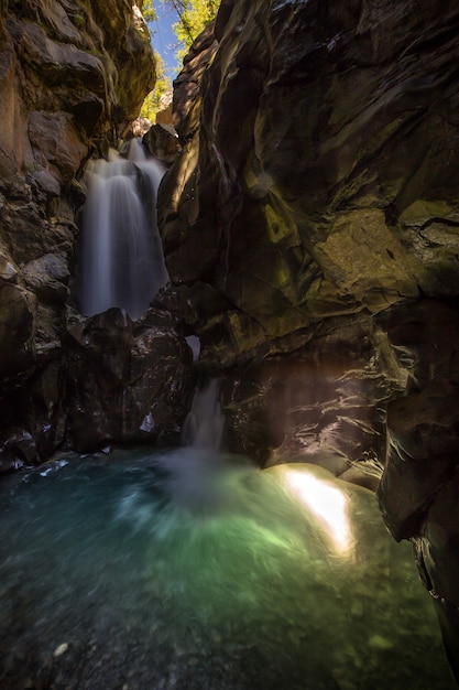 pared de agua desde la cima del acantilado