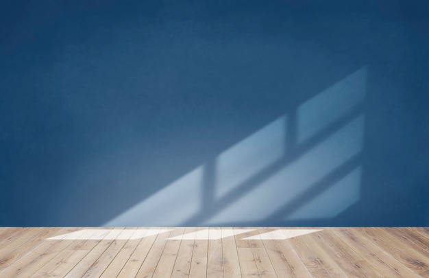 Pared azul en una habitación vacía con piso de madera