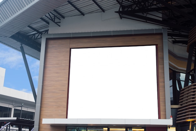 Foto gratuita pared de la cartelera en blanco del cartel con el espacio de la copia para su mensaje de texto o contenido en centro comercial moderno en un día nublado.