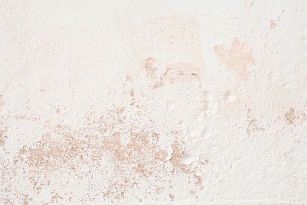 pared de cemento blanco con manchas de color rosa