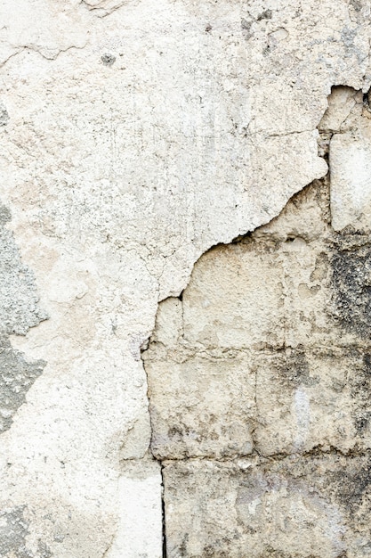 Pared de cemento con ladrillos sucios expuestos