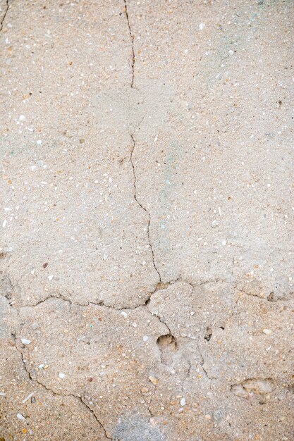 Pared de cemento con piedras y grietas