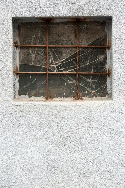 Pared de cemento con ventana vintage